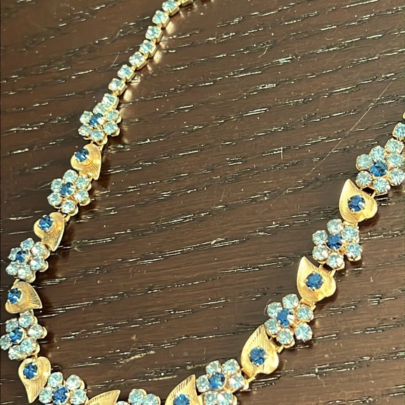 Stunning Vintage Floral Necklace W/Blue Crystal Embellished Flowers/ Goldtone - Picture 5 of 13